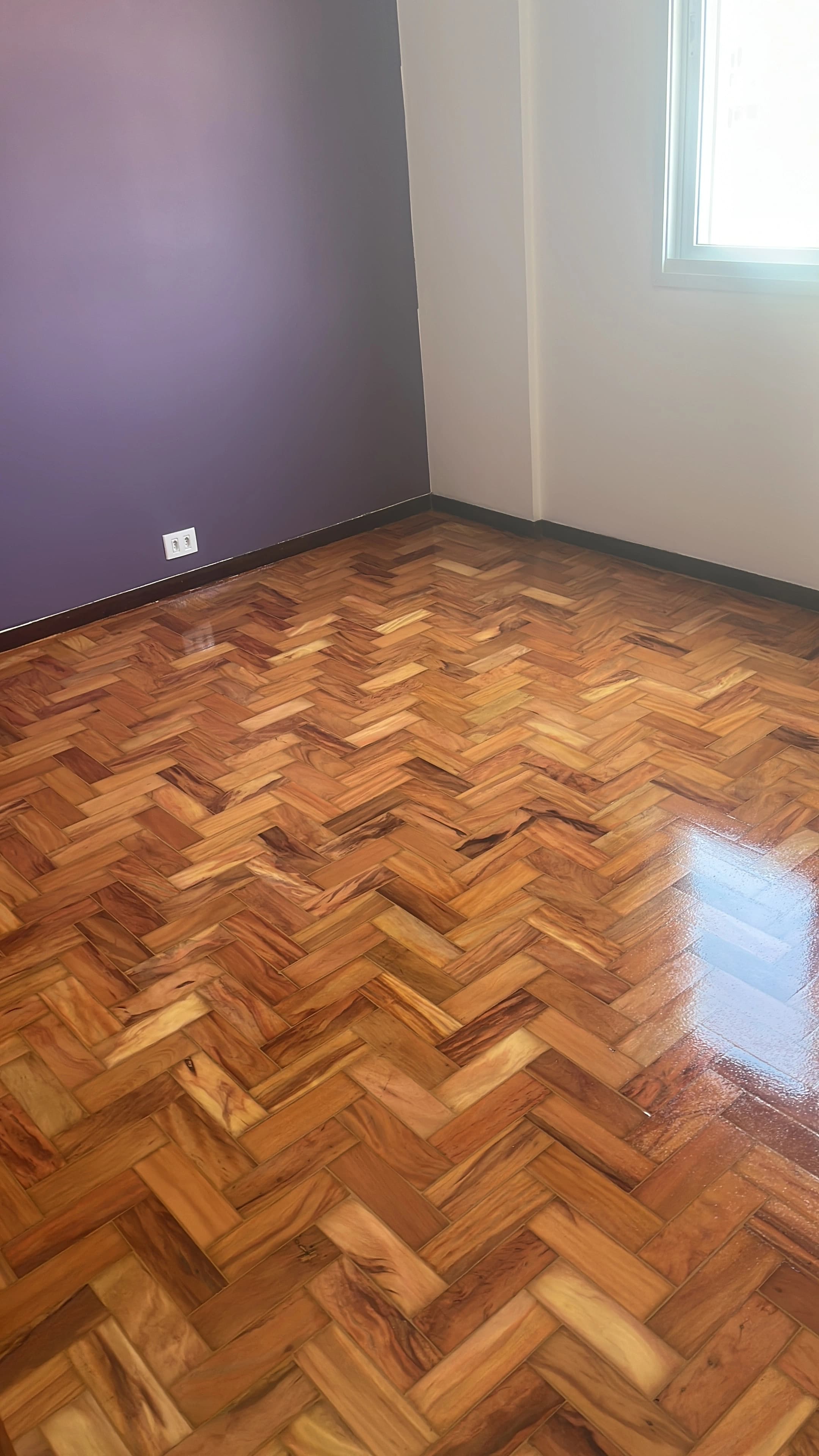 Piso de madeira restaurado com brilho profissional